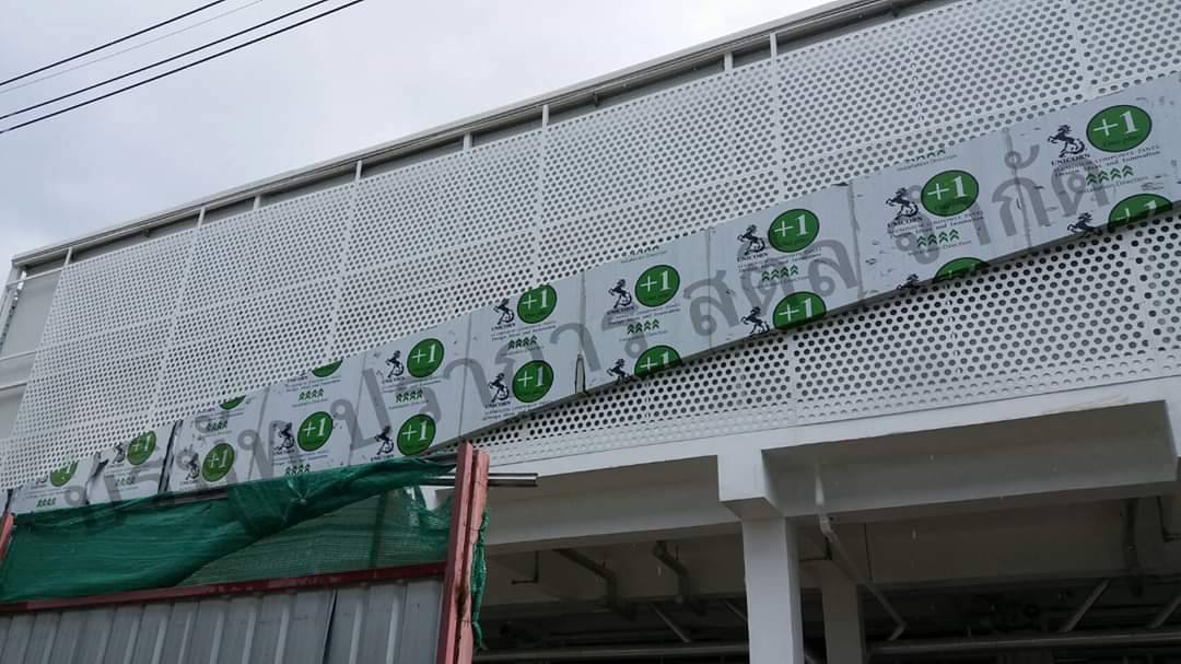 ผลงานติดตั้งอลูมิเนียมเจาะรูกลมอบสีขาว สำหรับงานหน้ากากอาคาร (Facade) โดย บริษัท ปราการ สตีล จำกัด