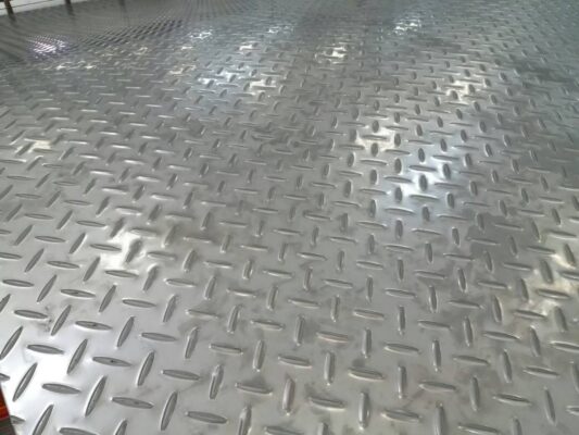 แผ่นสแตนเลสลายตีนไก่ Stainless Steel Checkered Plate เกรด 304 และ 316 ปราการ สตีล