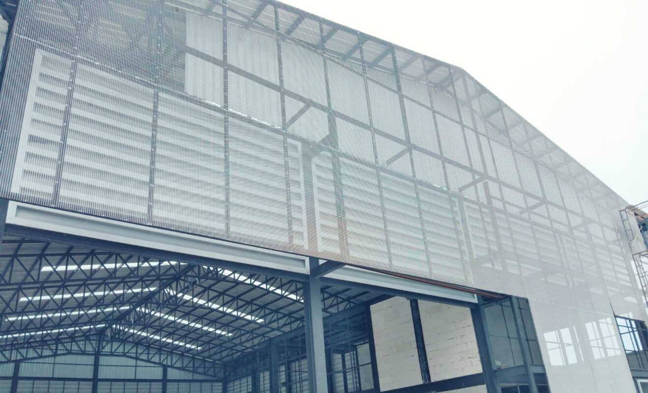 ผลงานติดตั้งอลูมิเนียมฉีก G-10 สำหรับงานตกแต่งอาคารและ Facade โดย บริษัท ปราการ สตีล จำกัด